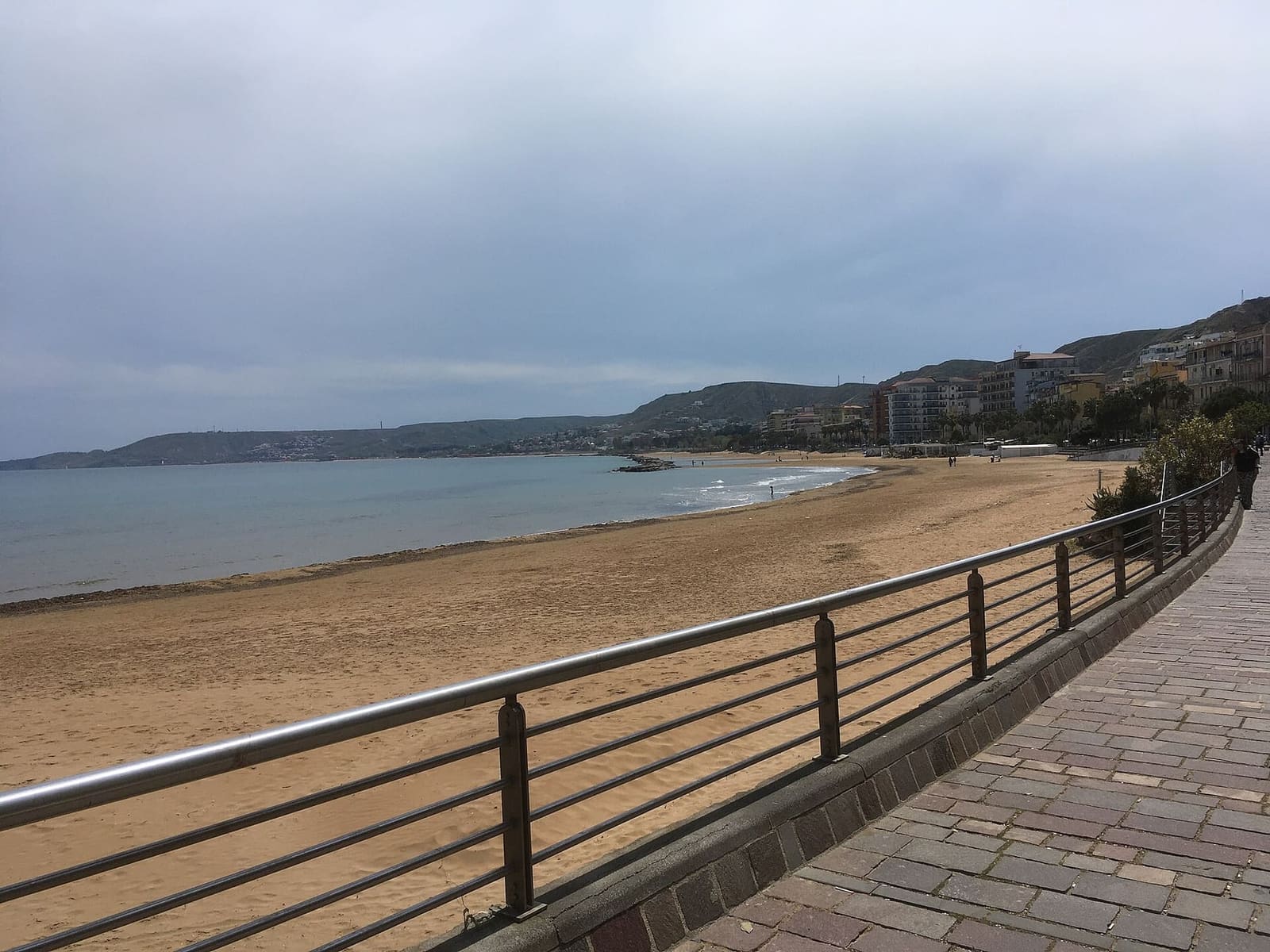il lungomare con la spiaggia della città