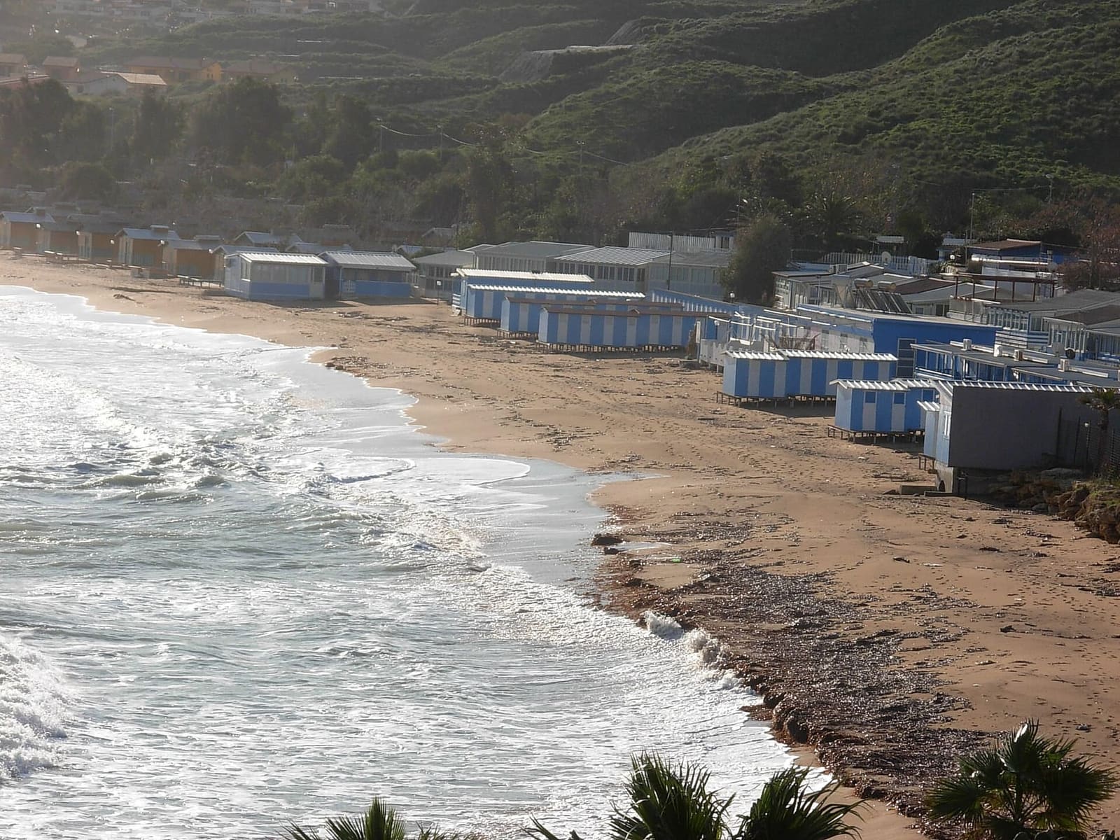 il mare in burrasca su una spiaggia della costa, a gennaio