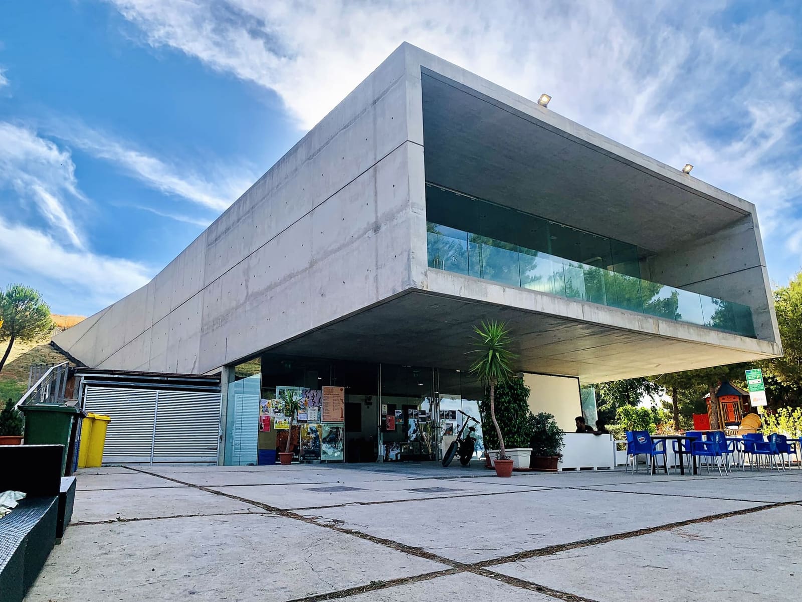 il Museo di Pitagora, scavato nel fianco della collina del parco