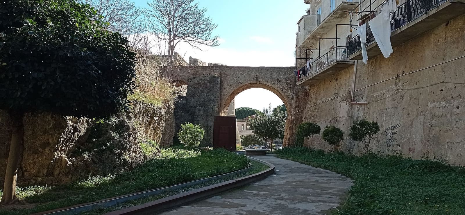 il ponte di pietra sul fossato, che porta all'ingresso del castello