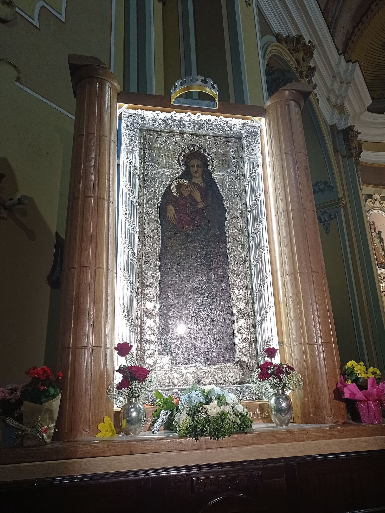 il quadro della Madonna di Capo Colonna nella sua teca di legno, nell'Immacolata, a maggio