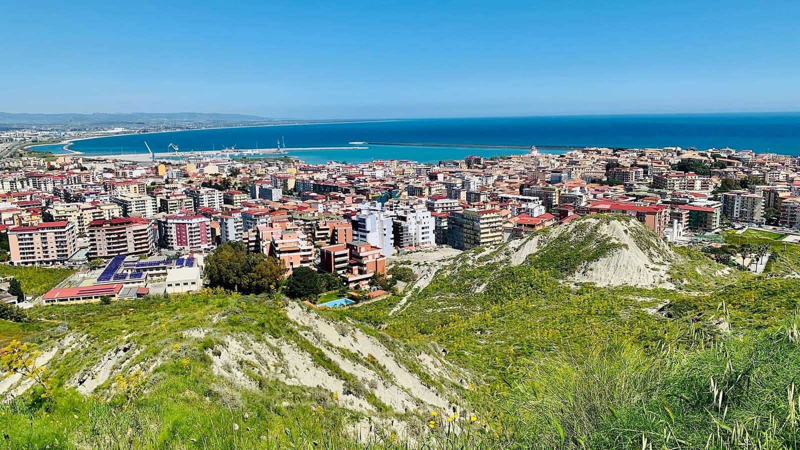 la città vista dalla collina di Santa Lucia, con il mare in fondo