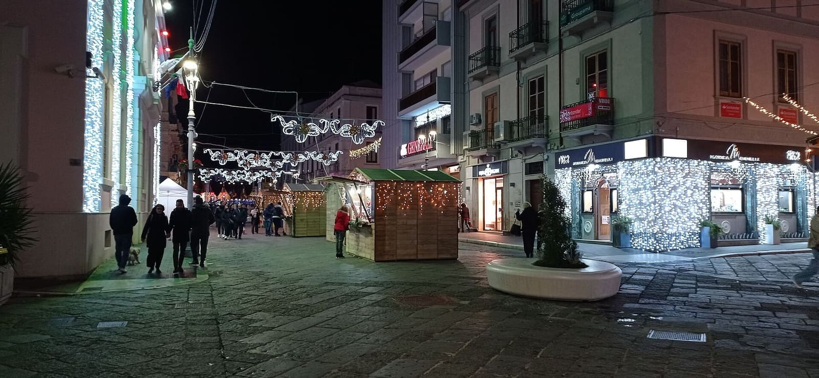 le casette dei mercatini di Natale in via Vittorio Veneto, a dicembre