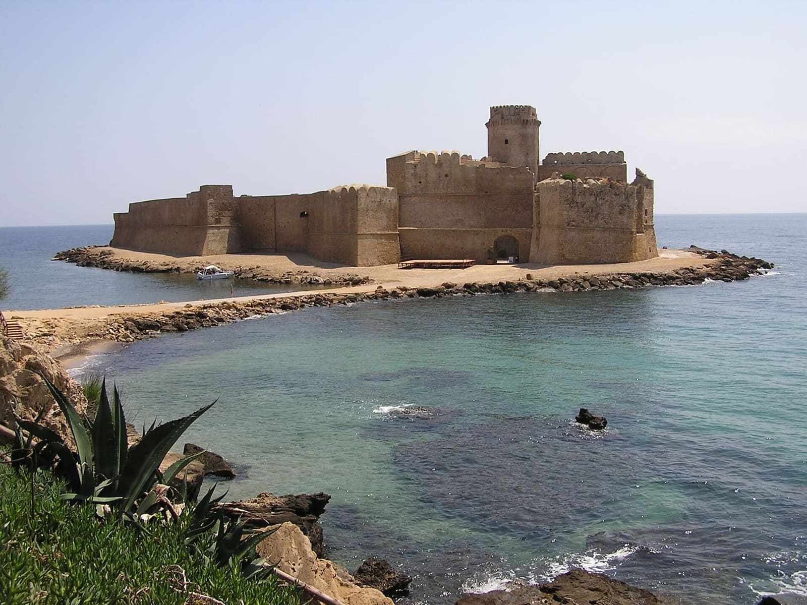 la fortezza di Le Castella sul suo isolotto, unita alla riva da una lingua di terra