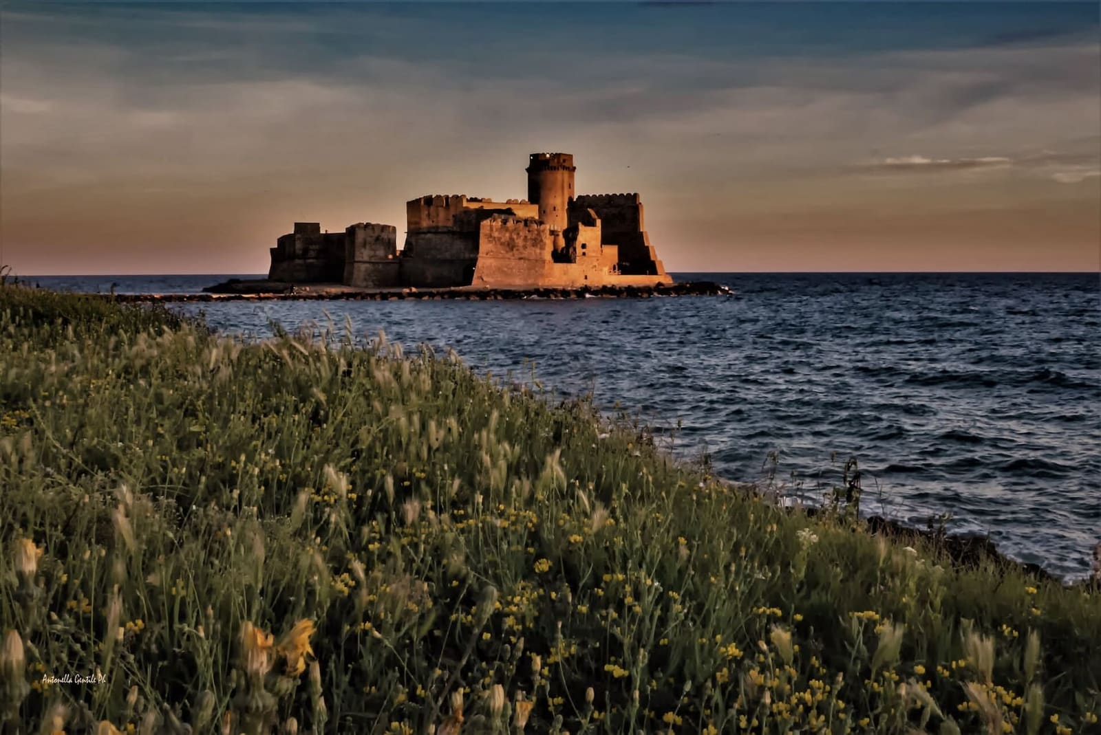 la fortezza di Le Castella al tramonto, vista dalla riva