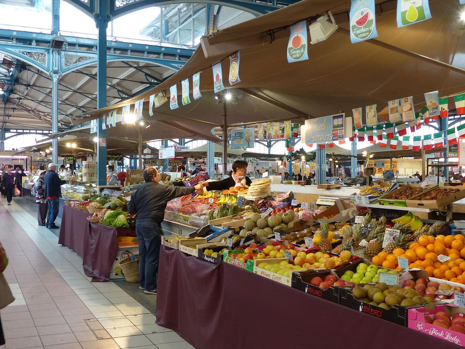 i banchi di frutta e verdura sotto le volte di ferro delle Halles