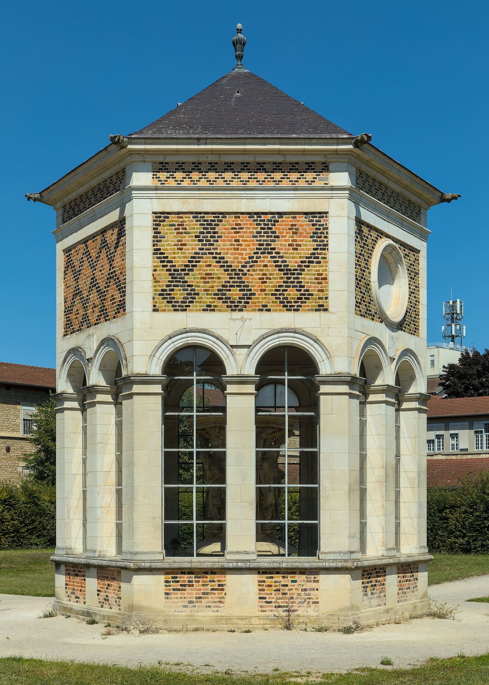 l'edicola che protegge il Pozzo di Mosè, nel parco della certosa