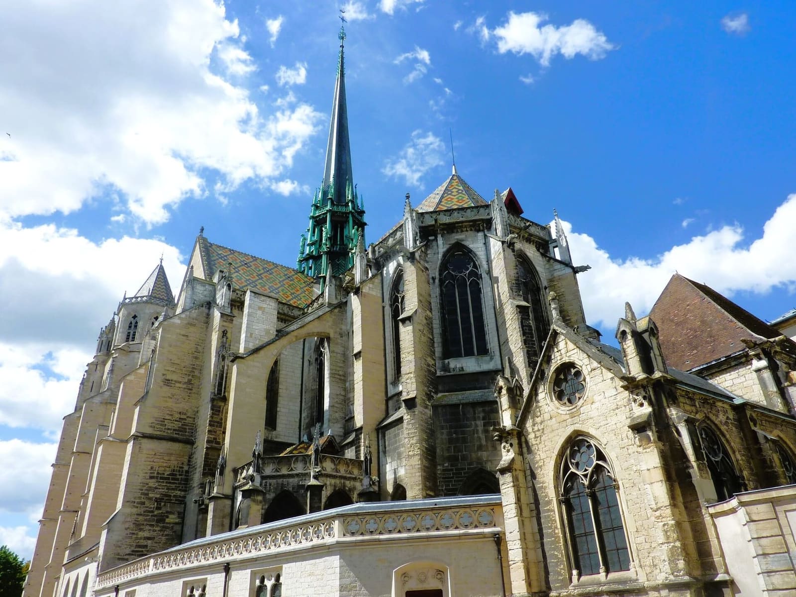 la cattedrale di Saint-Bénigne con la guglia verde