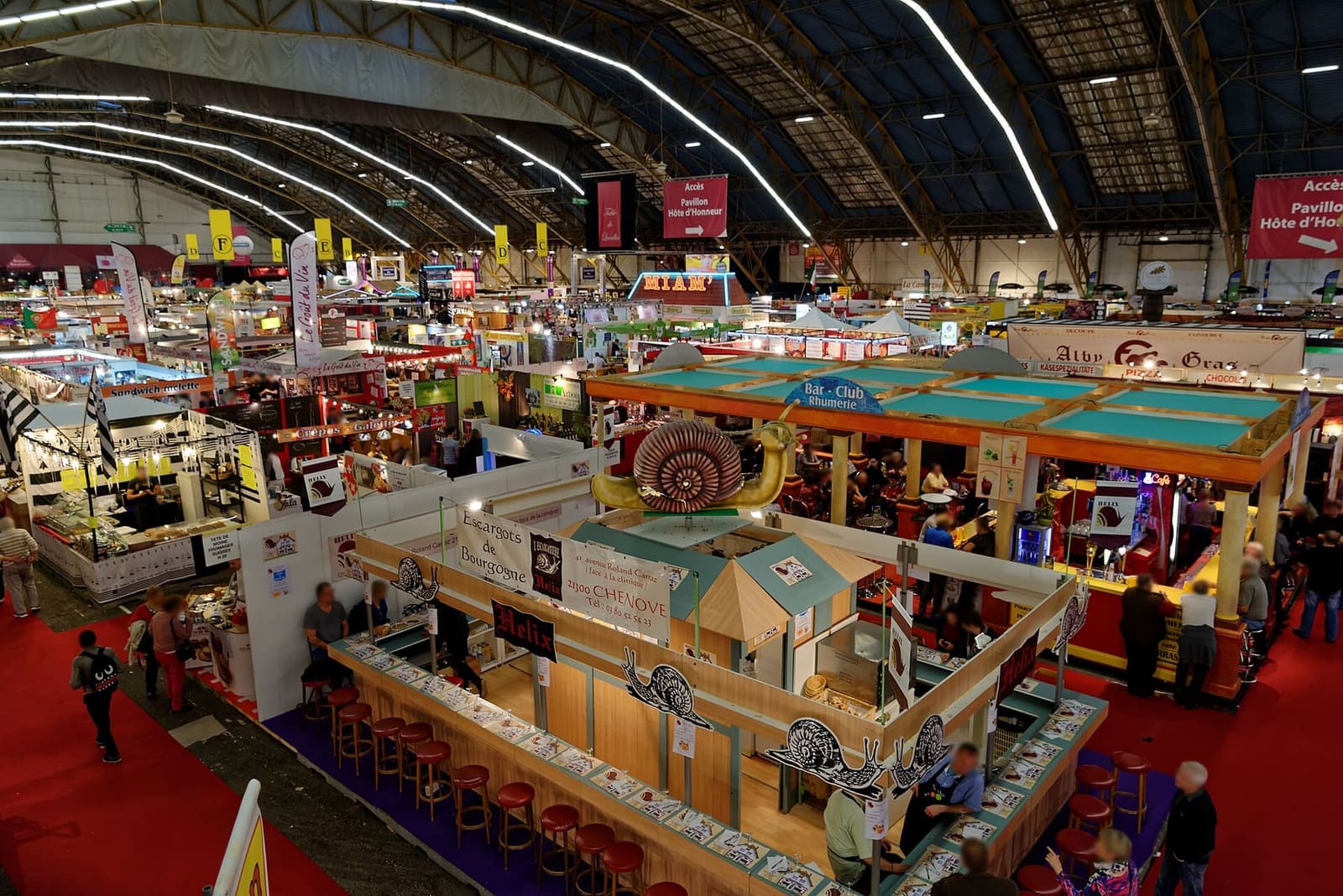 i banchi della Foire gastronomique nel padiglione del quartiere fieristico