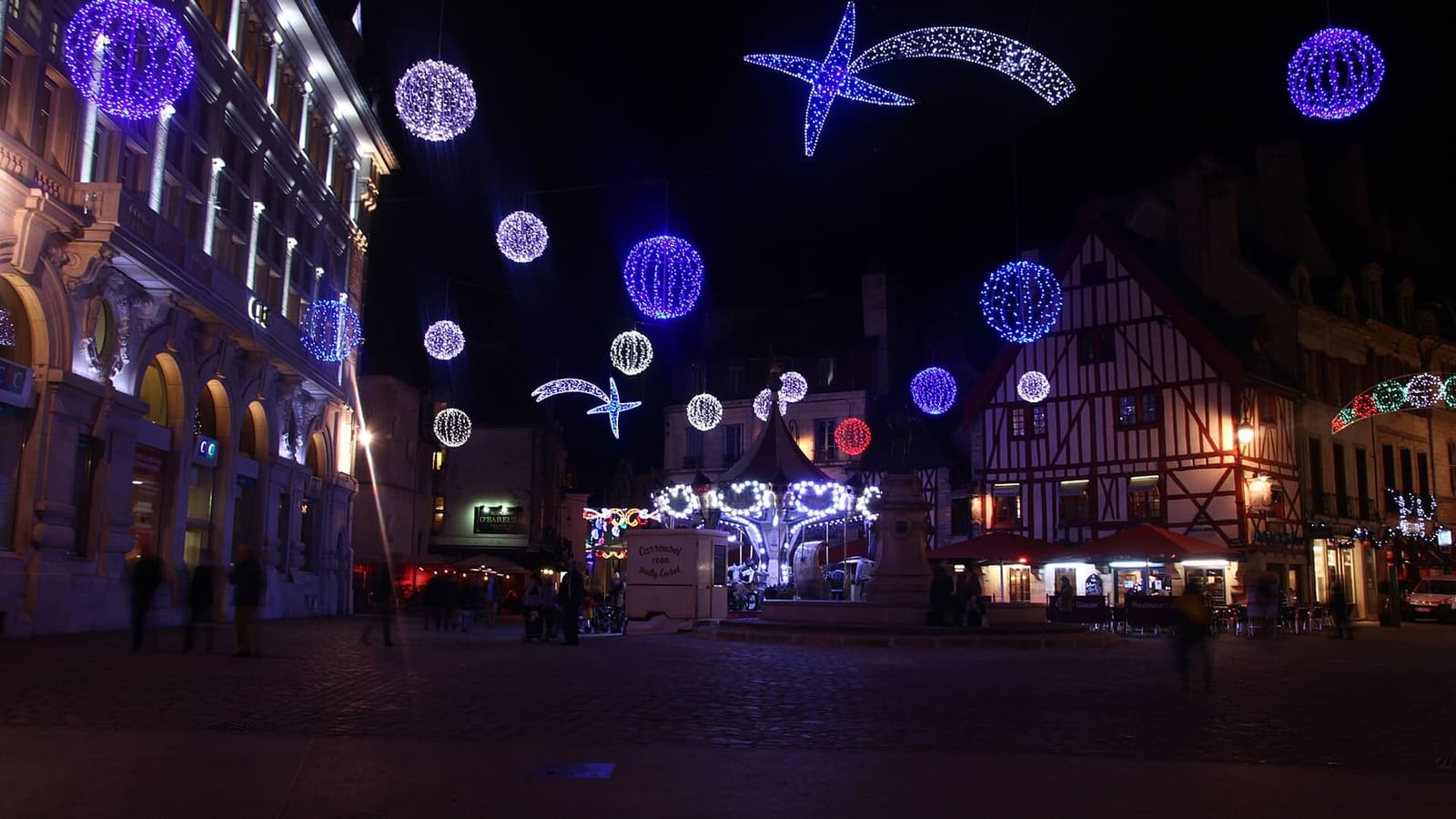 le luci di Natale sulle case del centro, una sera di dicembre