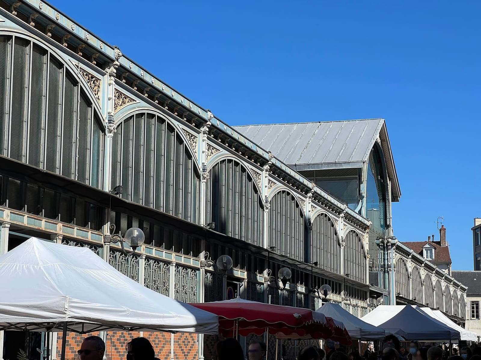 les Halles di ferro e vetro, con i banchi del mercato davanti