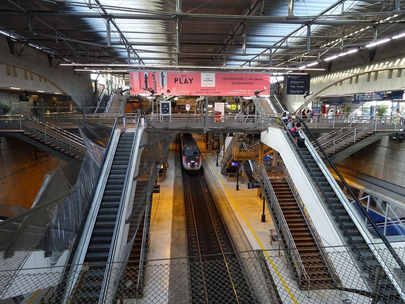 le scale mobili e i binari della stazione di Marne-la-Vallée-Chessy, dove arrivano la RER A e il TGV