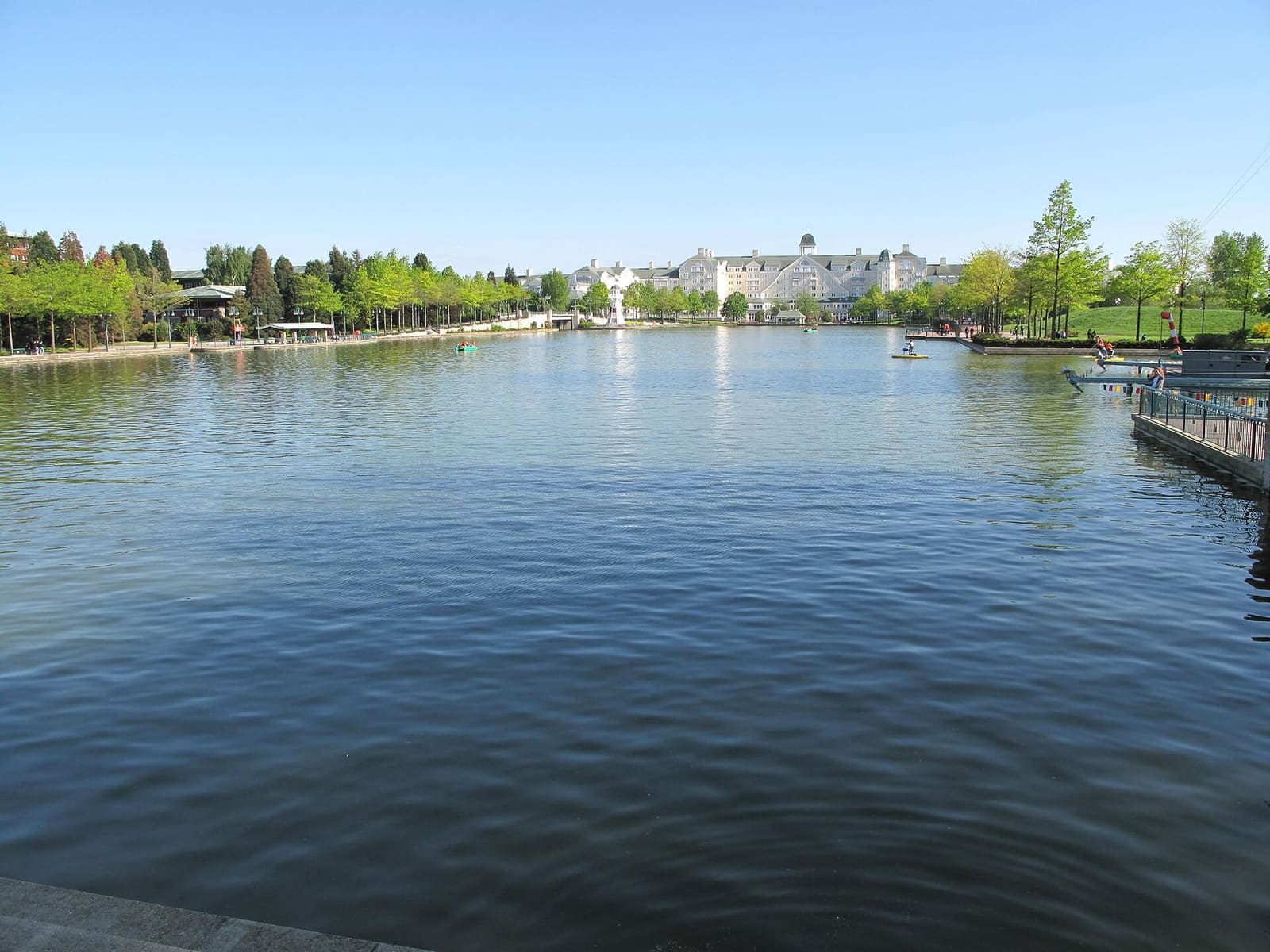 le lac Disney un matin de mai, avec les hôtels au loin sur la rive