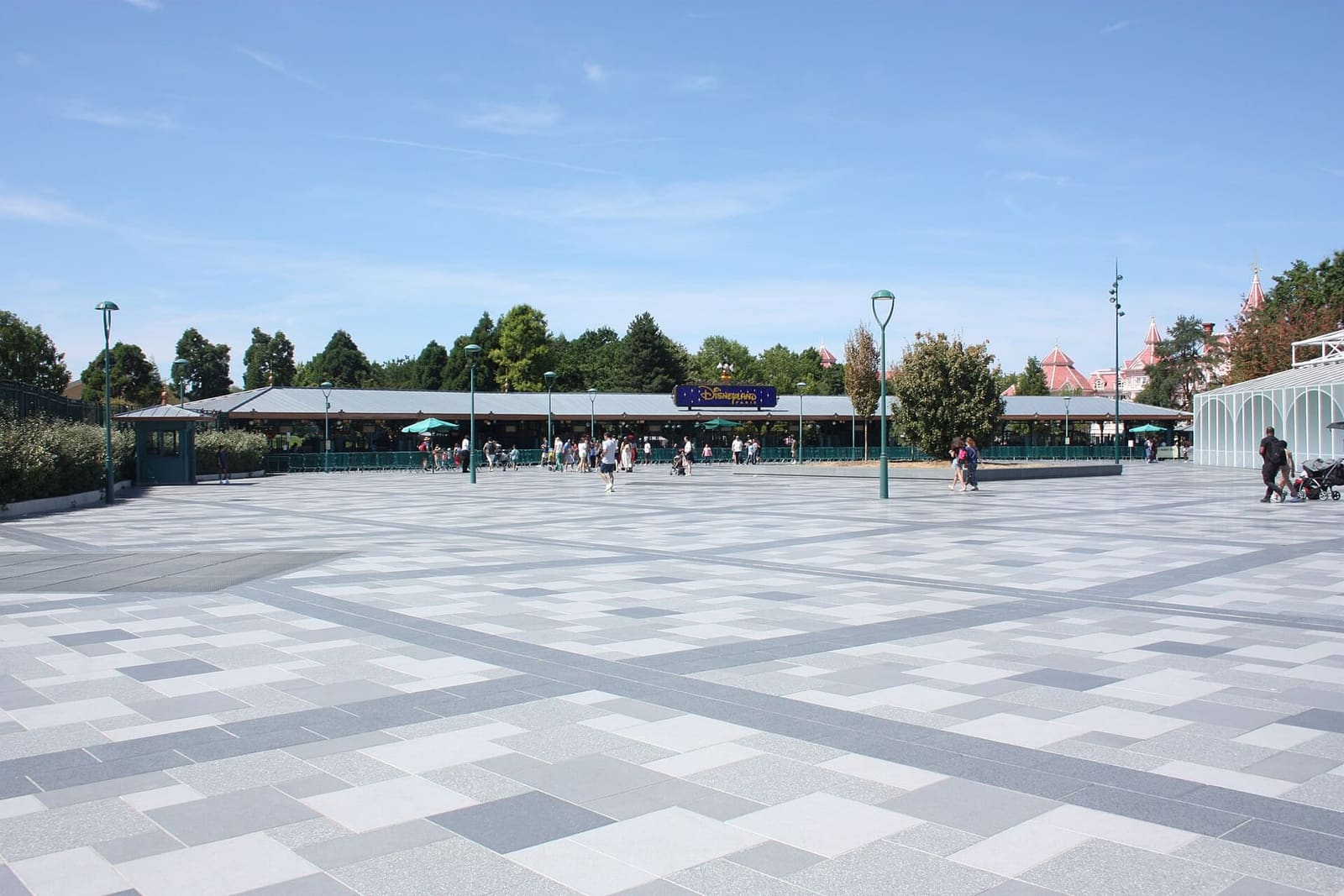 il piazzale lastricato fra la stazione e gli ingressi dei due parchi