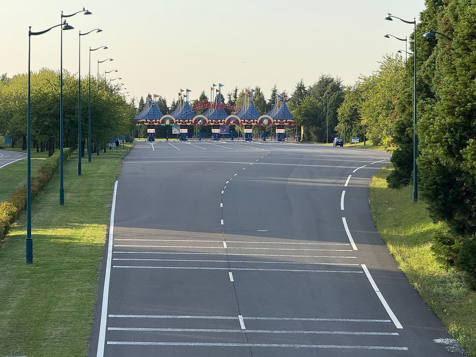 il boulevard du Parc a Coupvray, il viale che porta ai caselli dei parcheggi