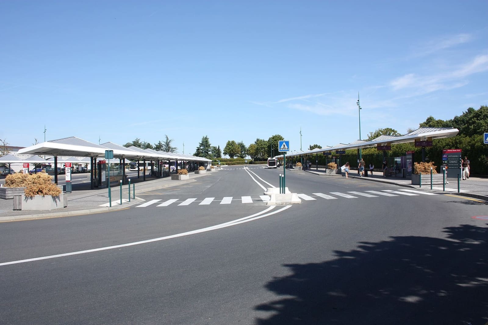 le pensiline della stazione dei bus di Marne-la-Vallée-Chessy