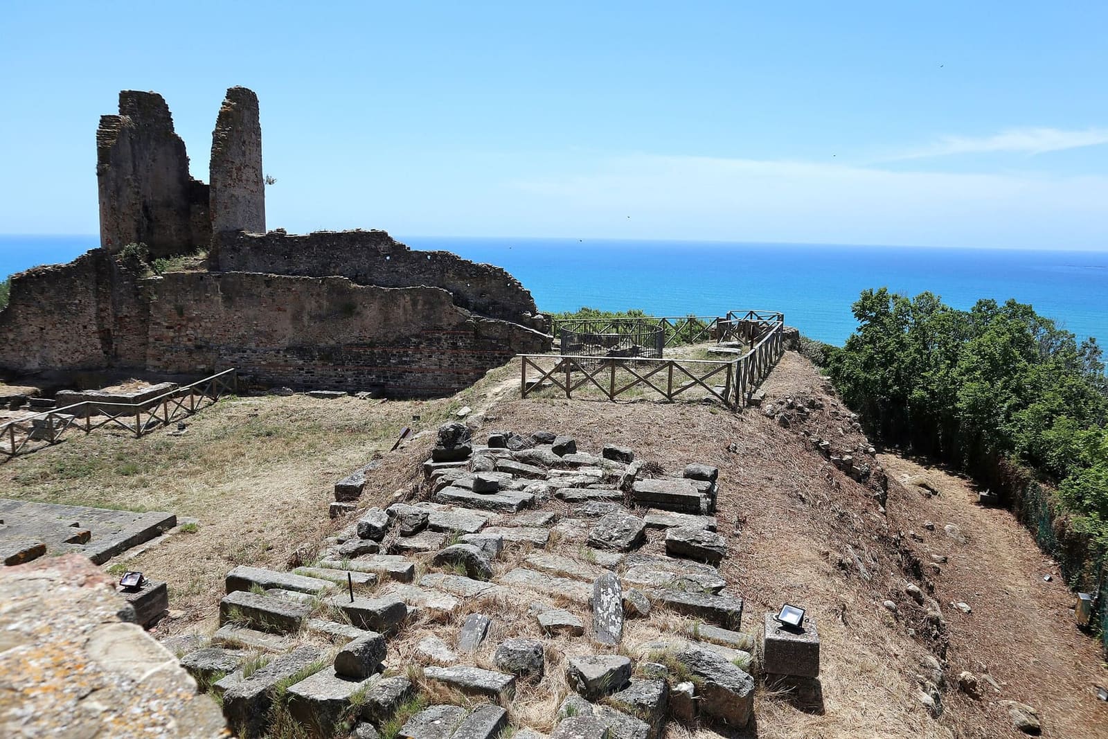 dalla torre angioina, i ruderi sull'acropoli e il mare