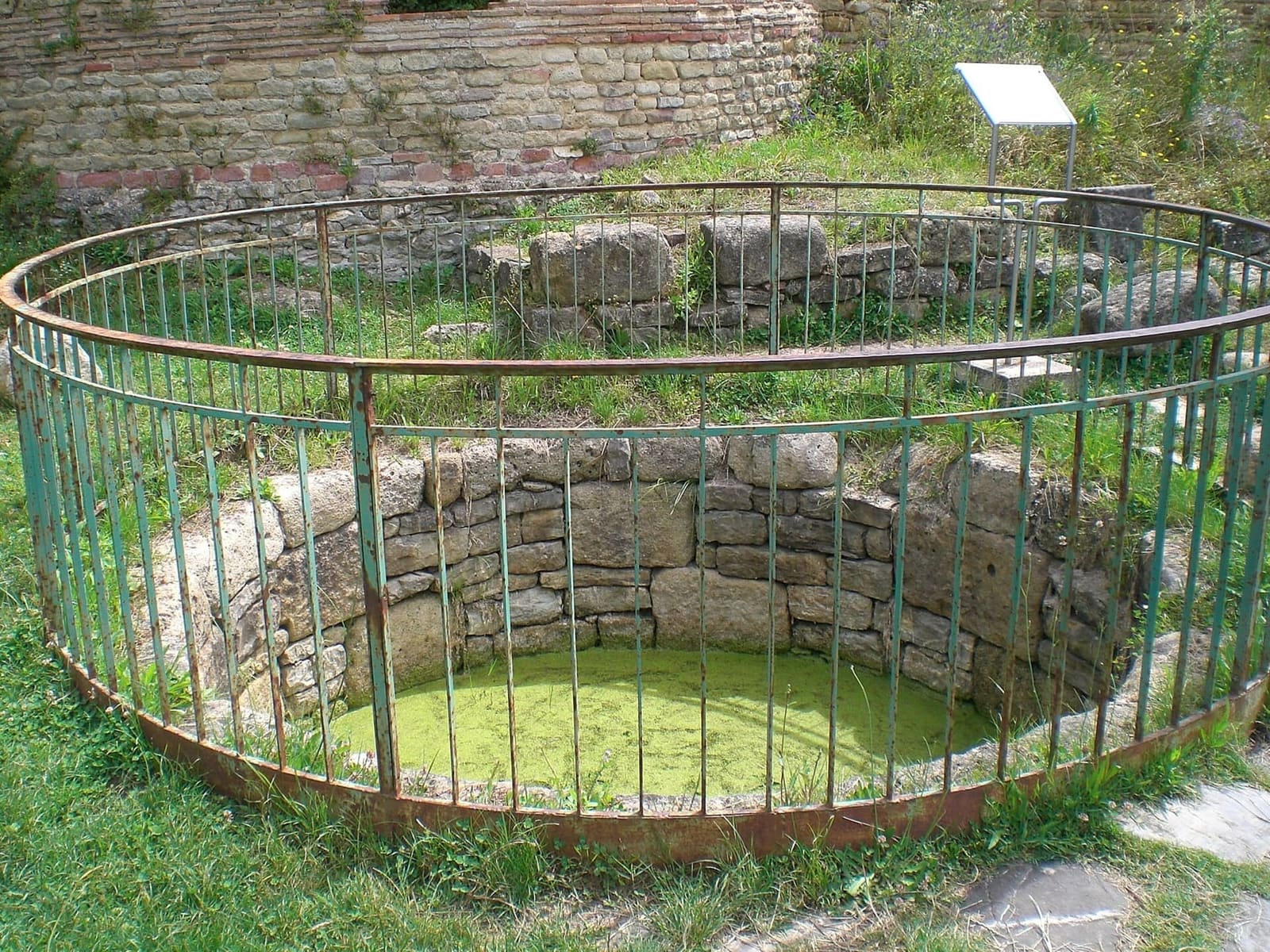 il pozzo sacro, rotondo e chiuso da una ringhiera