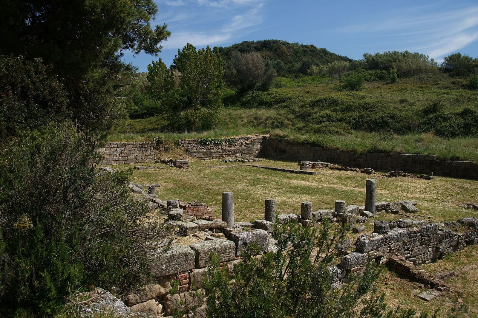 le terrazze del santuario di Asclepio con le basi delle colonne del portico, a febbraio