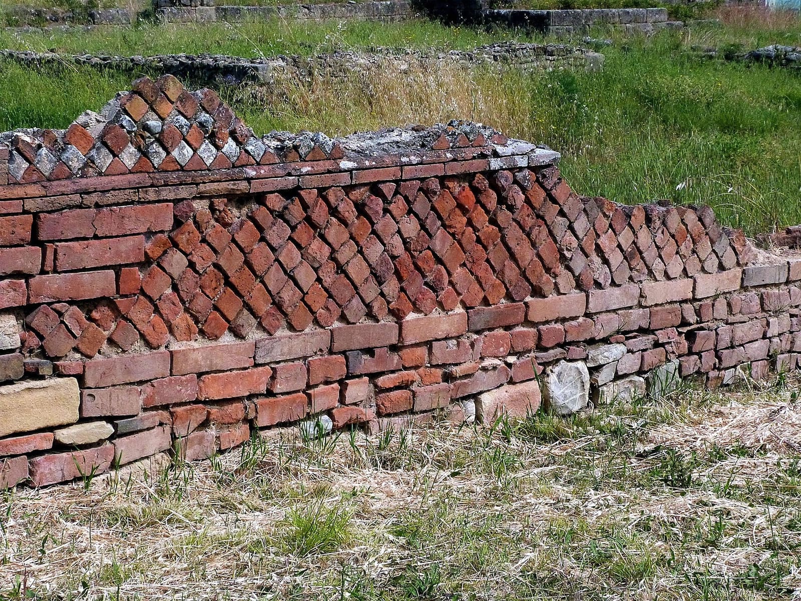 un muro romano in opera reticolata, i mattoni rossi posati a losanghe