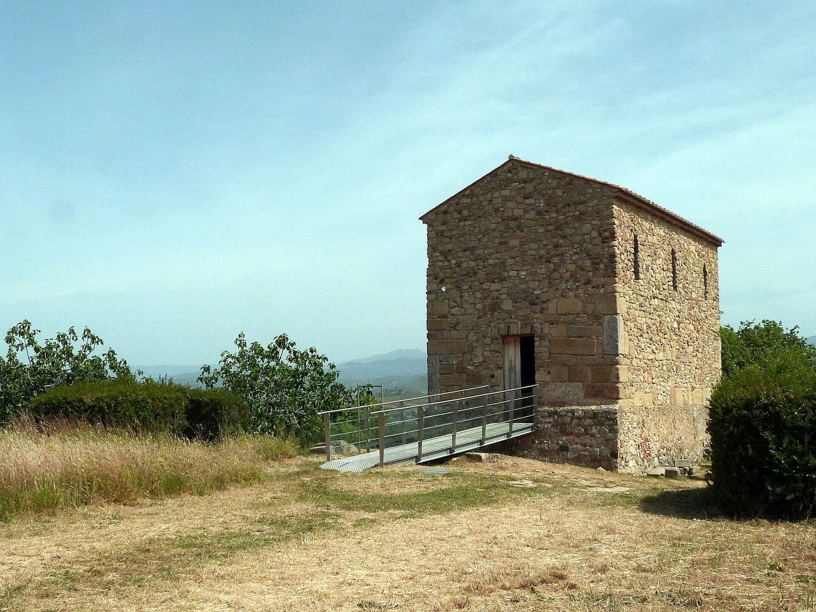 la Cappella Palatina, di pietra, con la passerella che porta all'ingresso