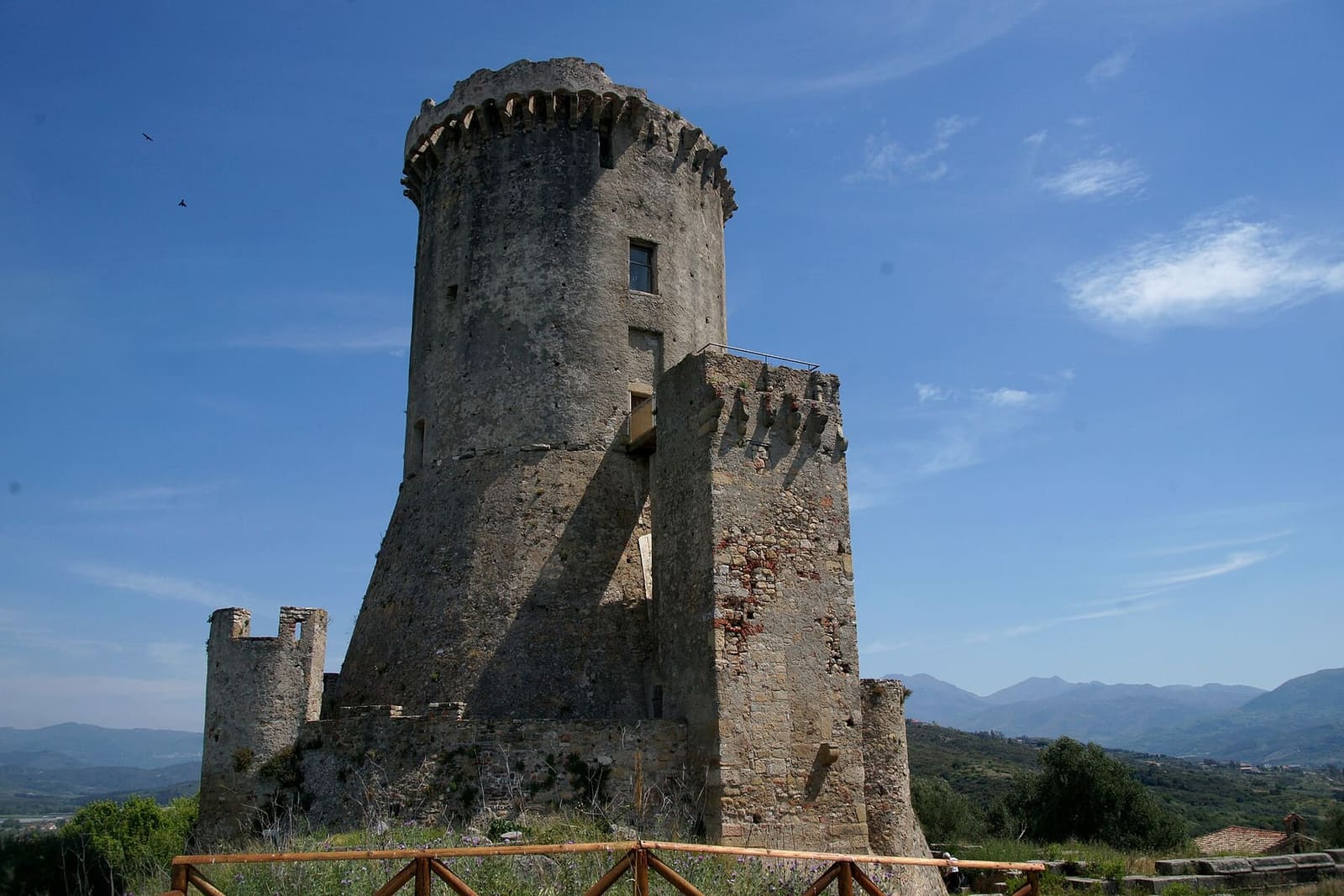 la torre angioina sull'acropoli, con i monti del Cilento dietro, a febbraio