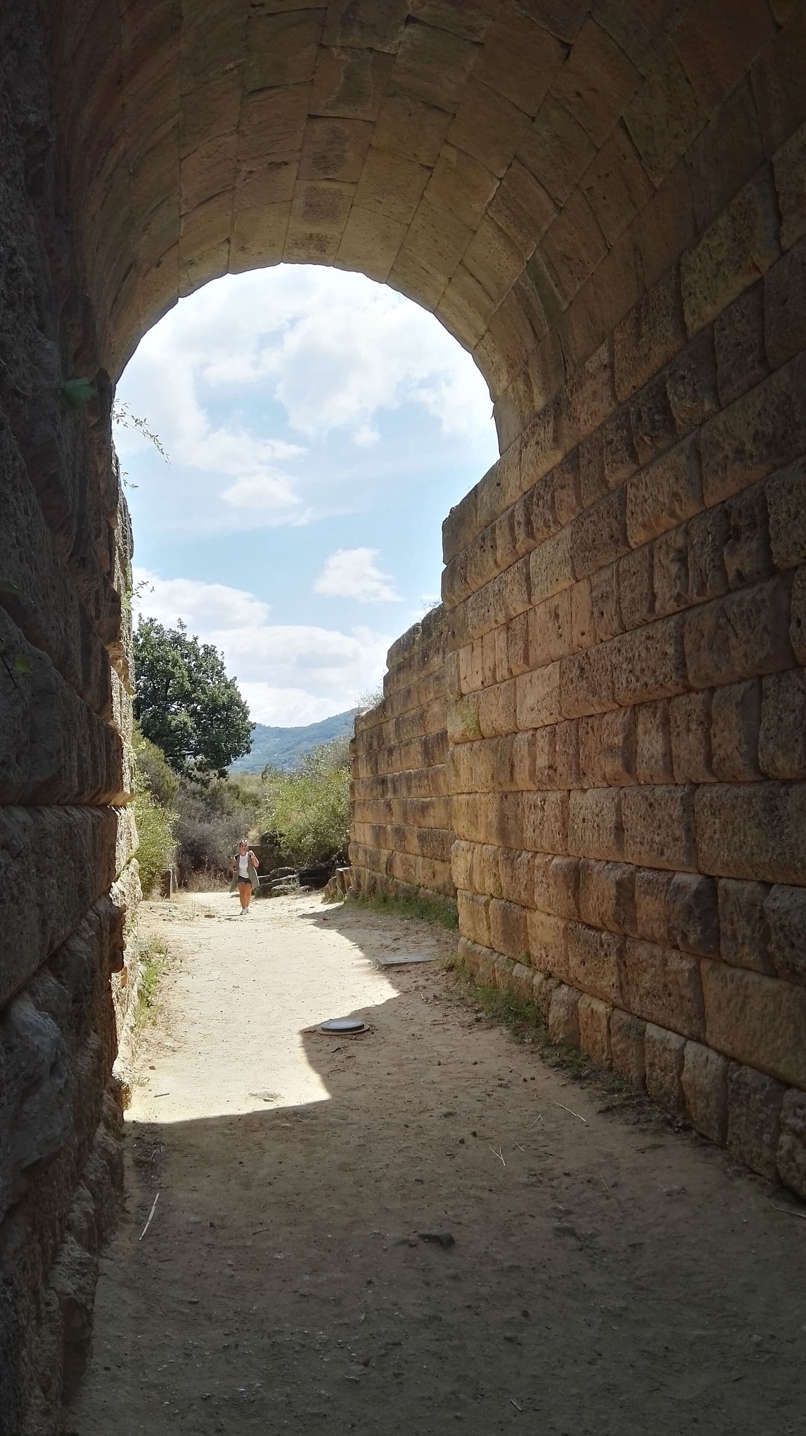 sotto la volta di Porta Rosa, i conci a secco fino alla luce