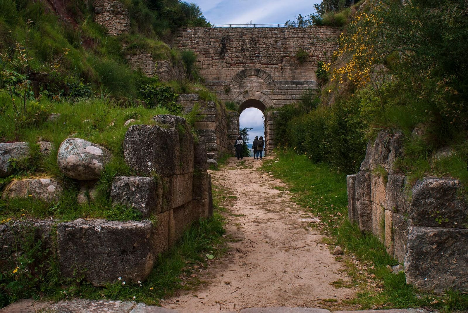 l'ultimo tratto verso Porta Rosa fra i blocchi delle mura e le ginestre