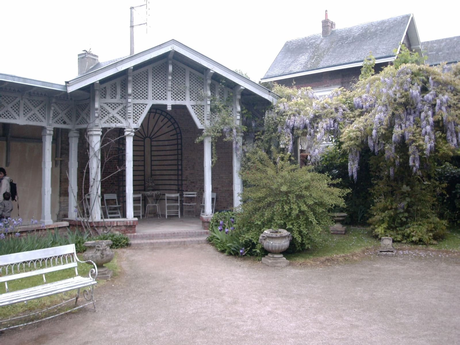 il padiglione nel giardino del Clos Lupin, la casa di Maurice Leblanc, con il glicine fiorito, all'inizio di maggio
