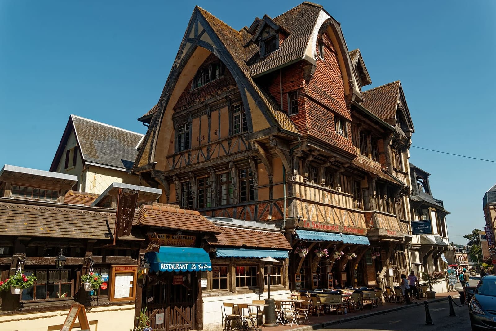 il Manoir de la Salamandre visto da rue Monge, la casa a graticcio smontata a Lisieux e rimontata qui