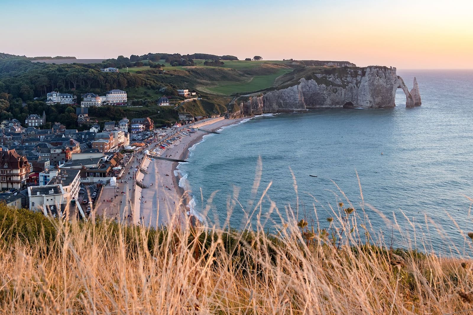 il paese, la spiaggia e la falaise d'Aval visti dalla falaise d'Amont, nella luce della sera, ad agosto