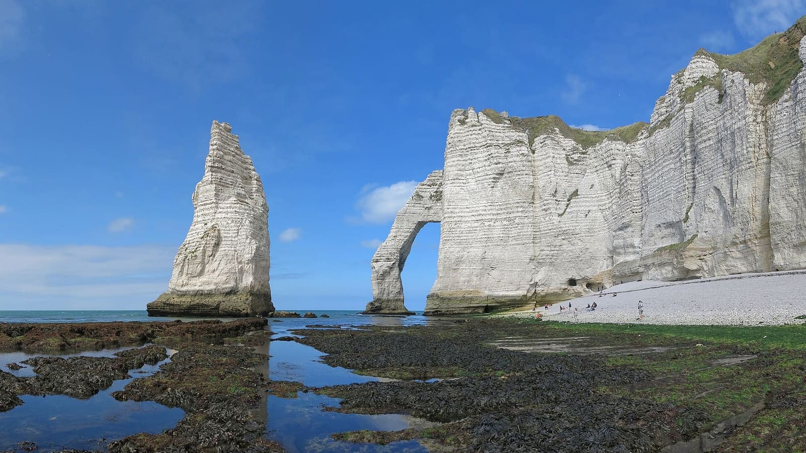 l'Aiguille e la Porte d'Aval con la bassa marea, sotto il cielo blu