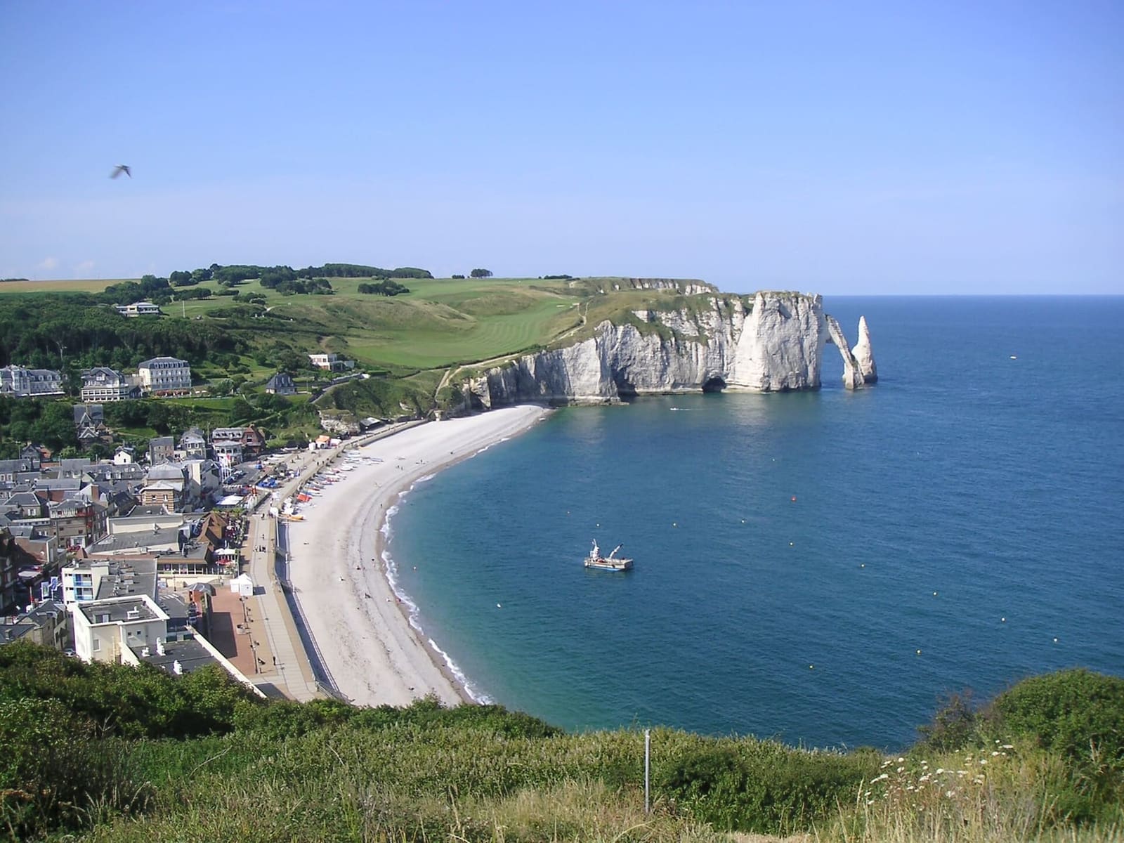 la baia, la spiaggia e il paese, con il campo da golf in cima alla falaise d'Aval e la Porte d'Aval in fondo