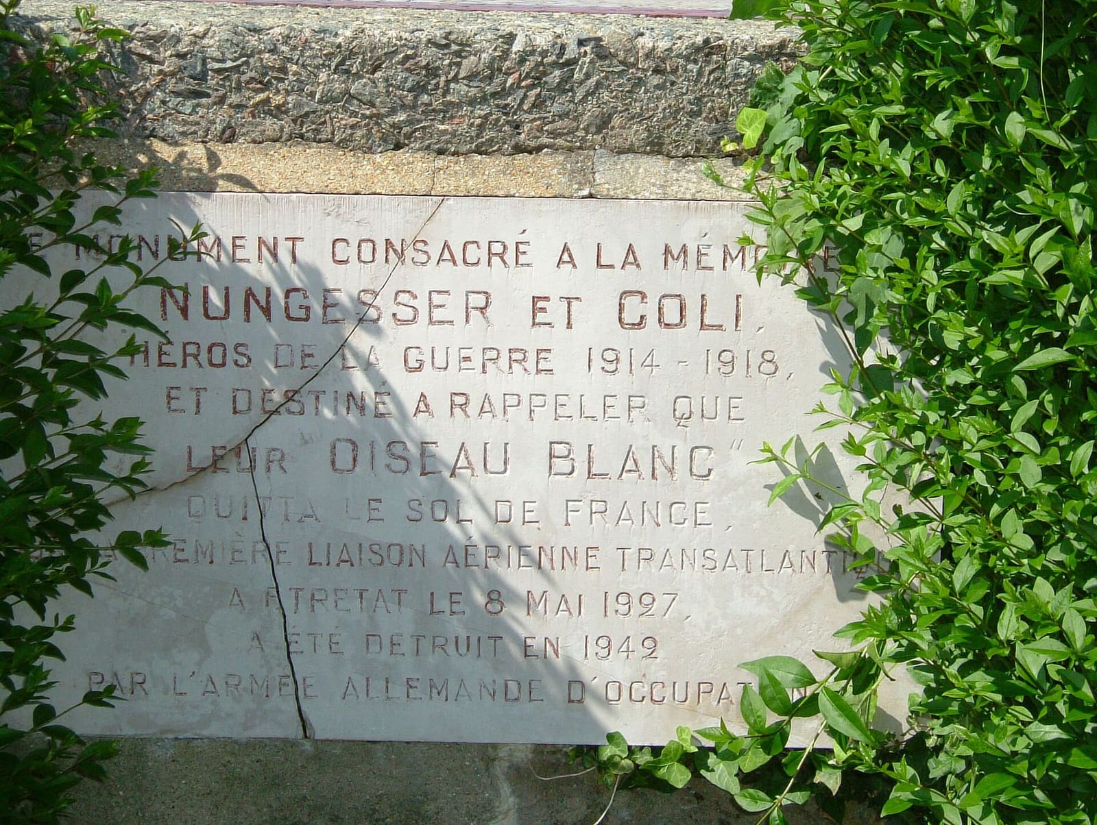 la lapide del monumento a Nungesser e Coli: l'Oiseau Blanc lasciò la Francia a Étretat l'8 maggio 1927, e il primo monumento fu distrutto nel 1942