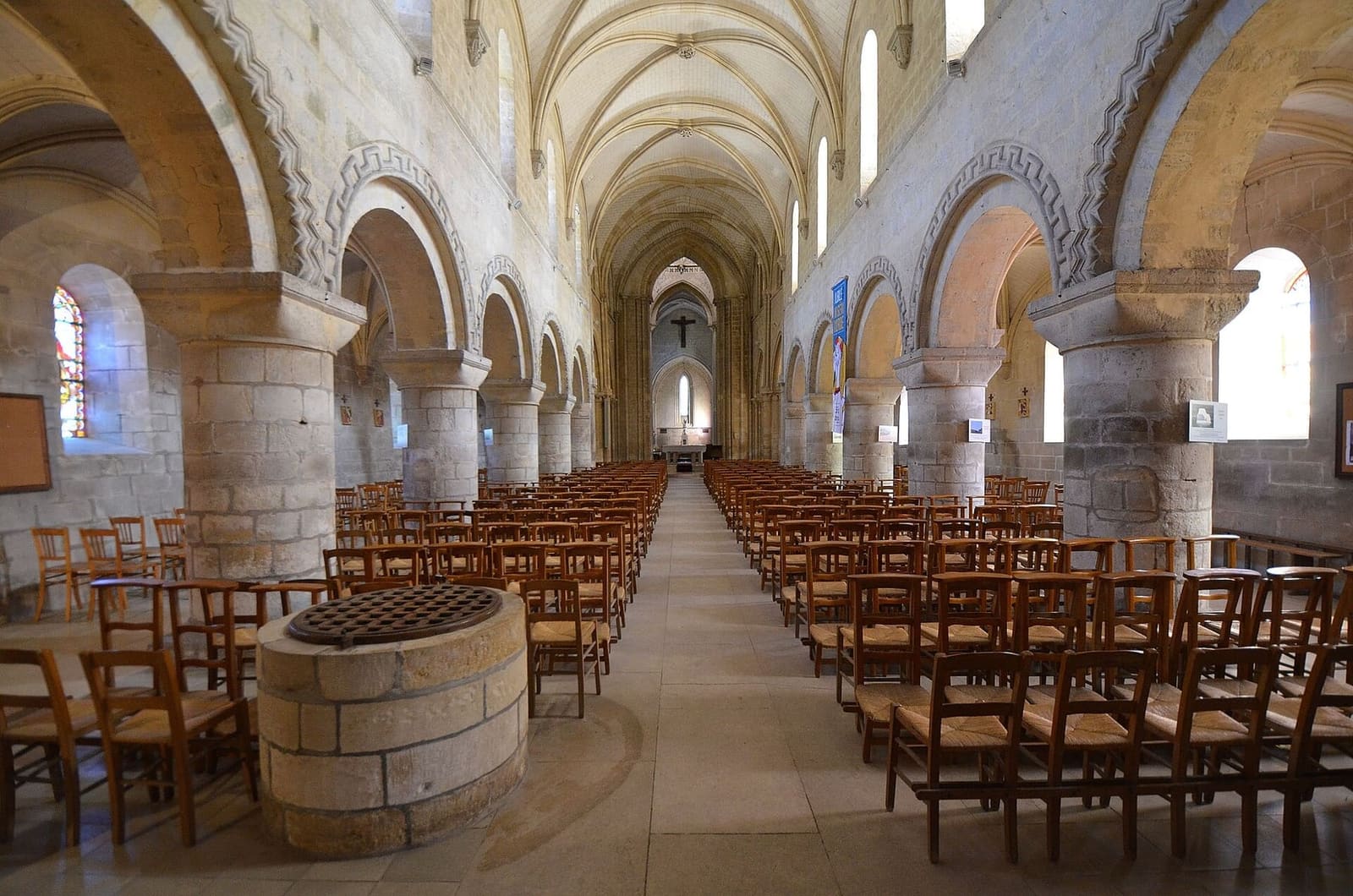 la navata romanica dell'église Notre-Dame, con le colonne rotonde e gli archi decorati