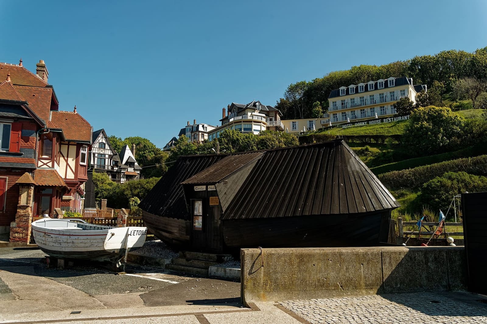 capanni di legno scuro e una barca sulla terrasse Claude Monet