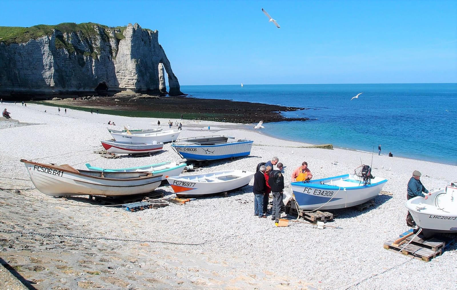 le barche dei pescatori tirate in secco sui ciottoli, con la Porte d'Aval dietro, a maggio