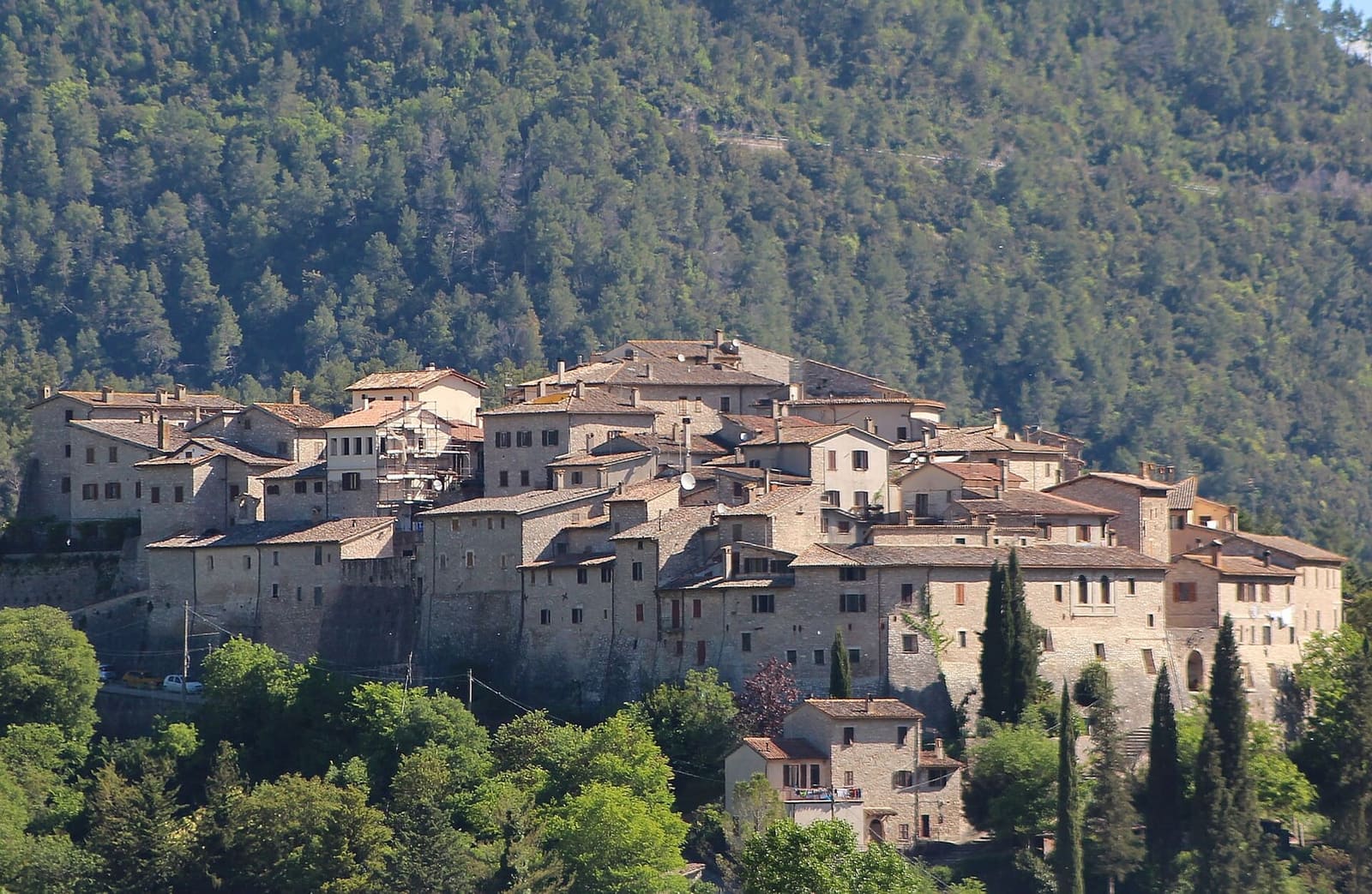 il borgo di Castel San Felice sul fianco della Valnerina, sopra il tracciato della ferrovia