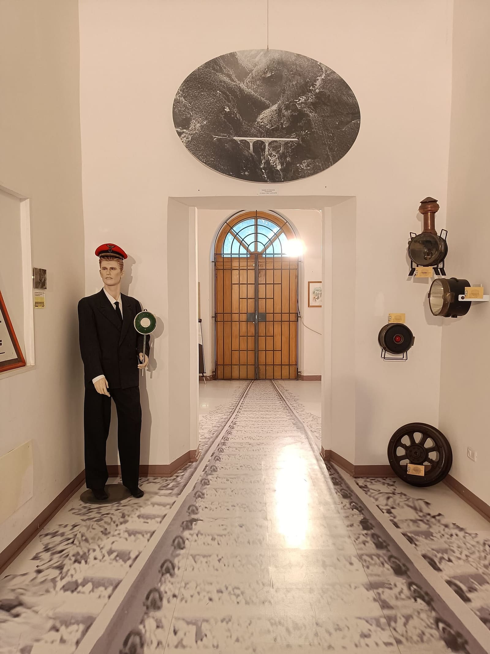 il corridoio del museo della ferrovia nella stazione di Spoleto, con i binari disegnati sul pavimento