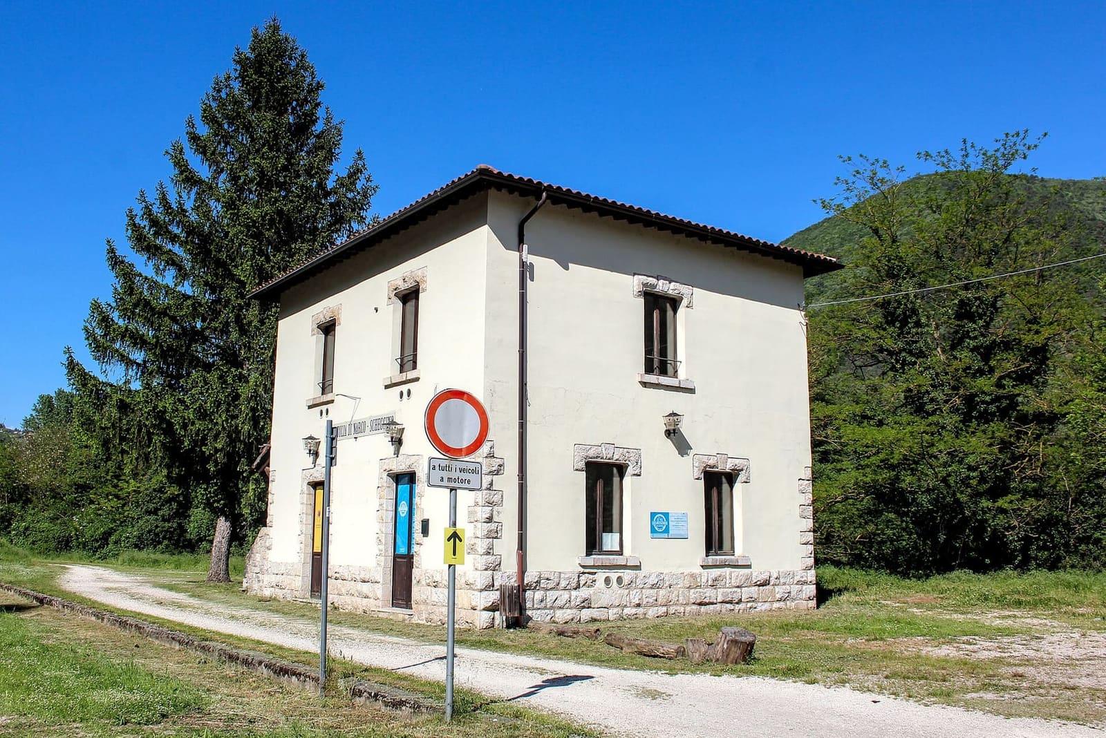 la vecchia stazione di Sant'Anatolia di Narco, con la ciclabile che le passa davanti