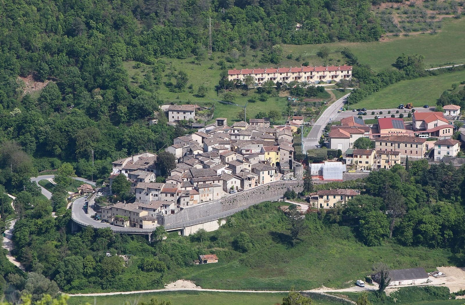 Sant'Anatolia di Narco dall'alto, con la valle del Nera e i campi intorno