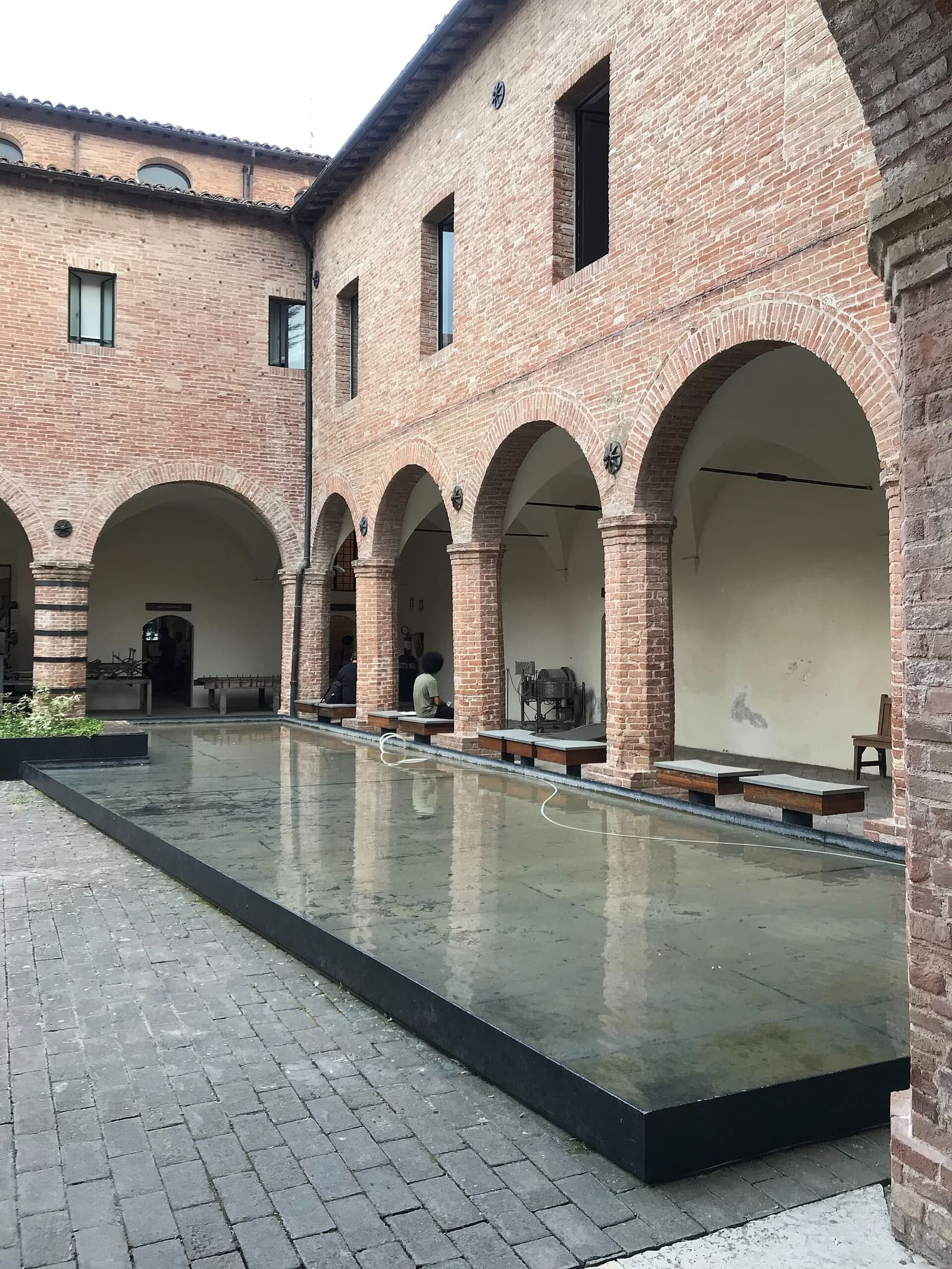 il chiostro di San Domenico, dentro il museo, con la lunga vasca d'acqua in mezzo e i portici intorno