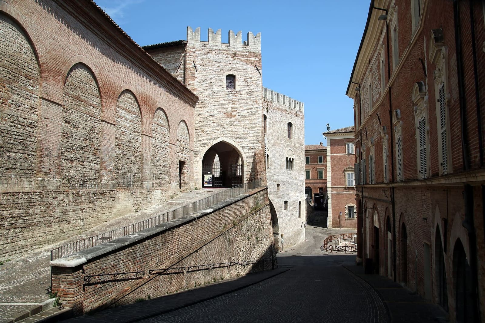 il fianco del Podestà con la torre merlata, e la rampa che sale lungo il muro fino all'arco