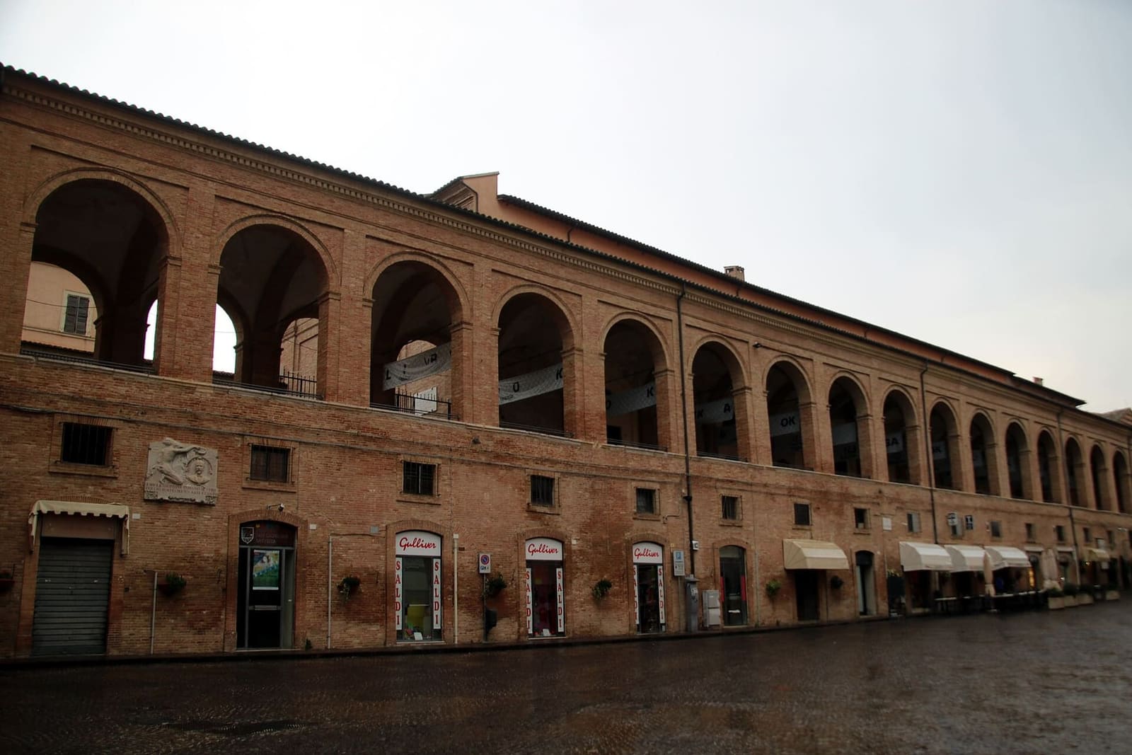 il loggiato di San Francesco per tutta la sua lunghezza, con la fila di arcate sopra le botteghe