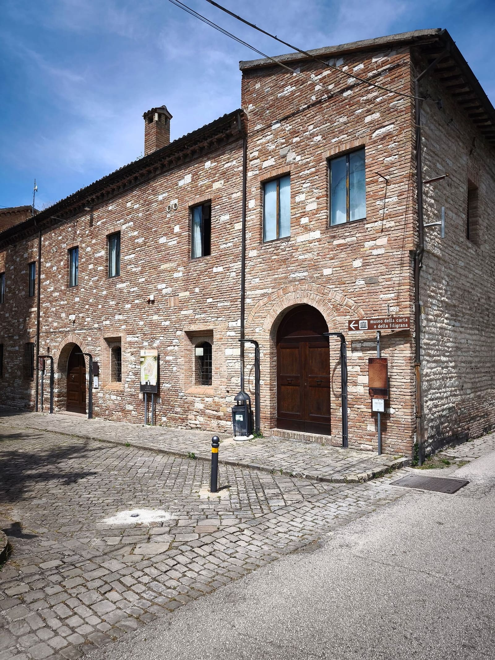 l'ex convento dei Domenicani, in pietra e mattoni, che ospita il Museo della Carta e della Filigrana
