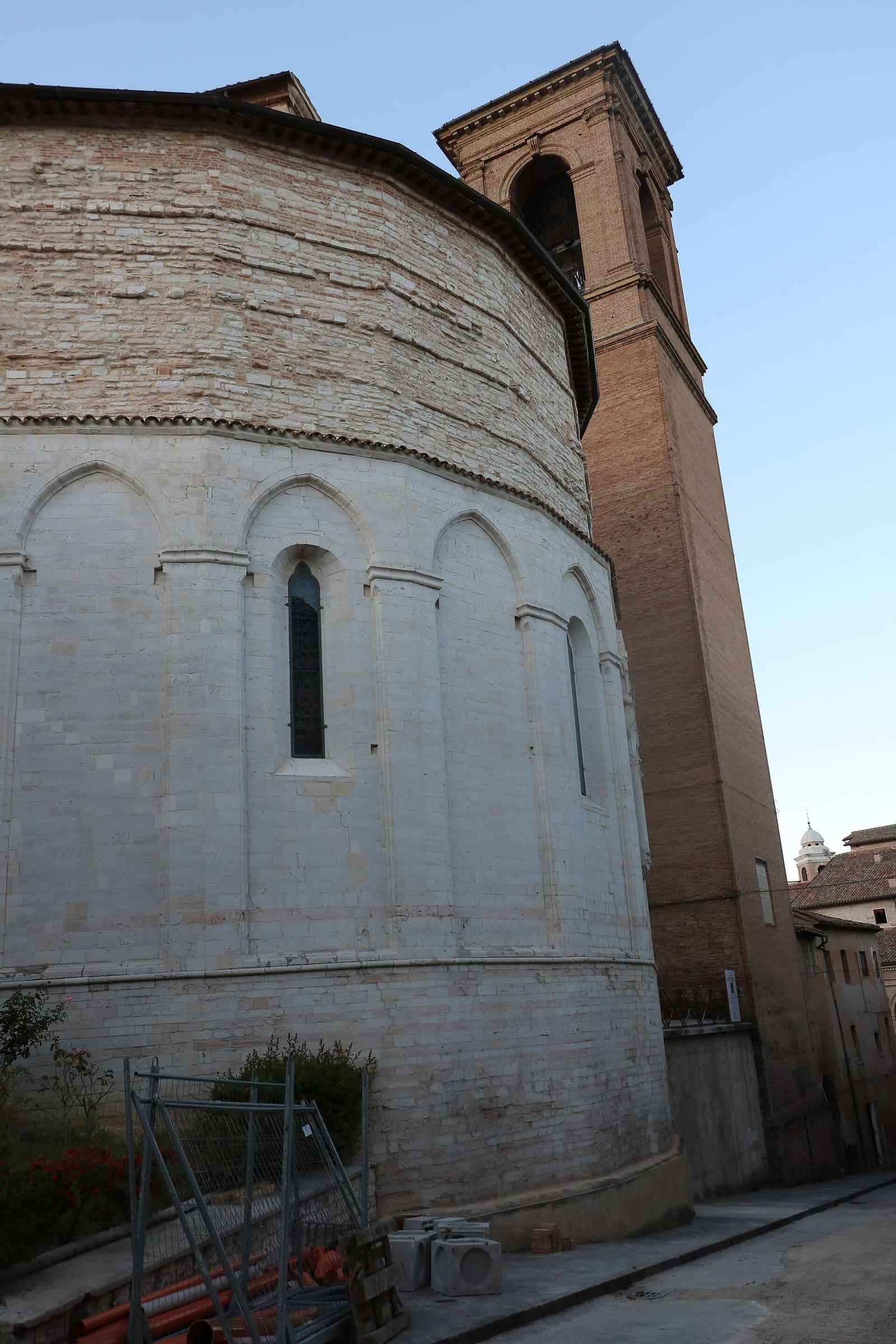 l'abside gotica della cattedrale, in pietra, con il campanile di mattoni accanto