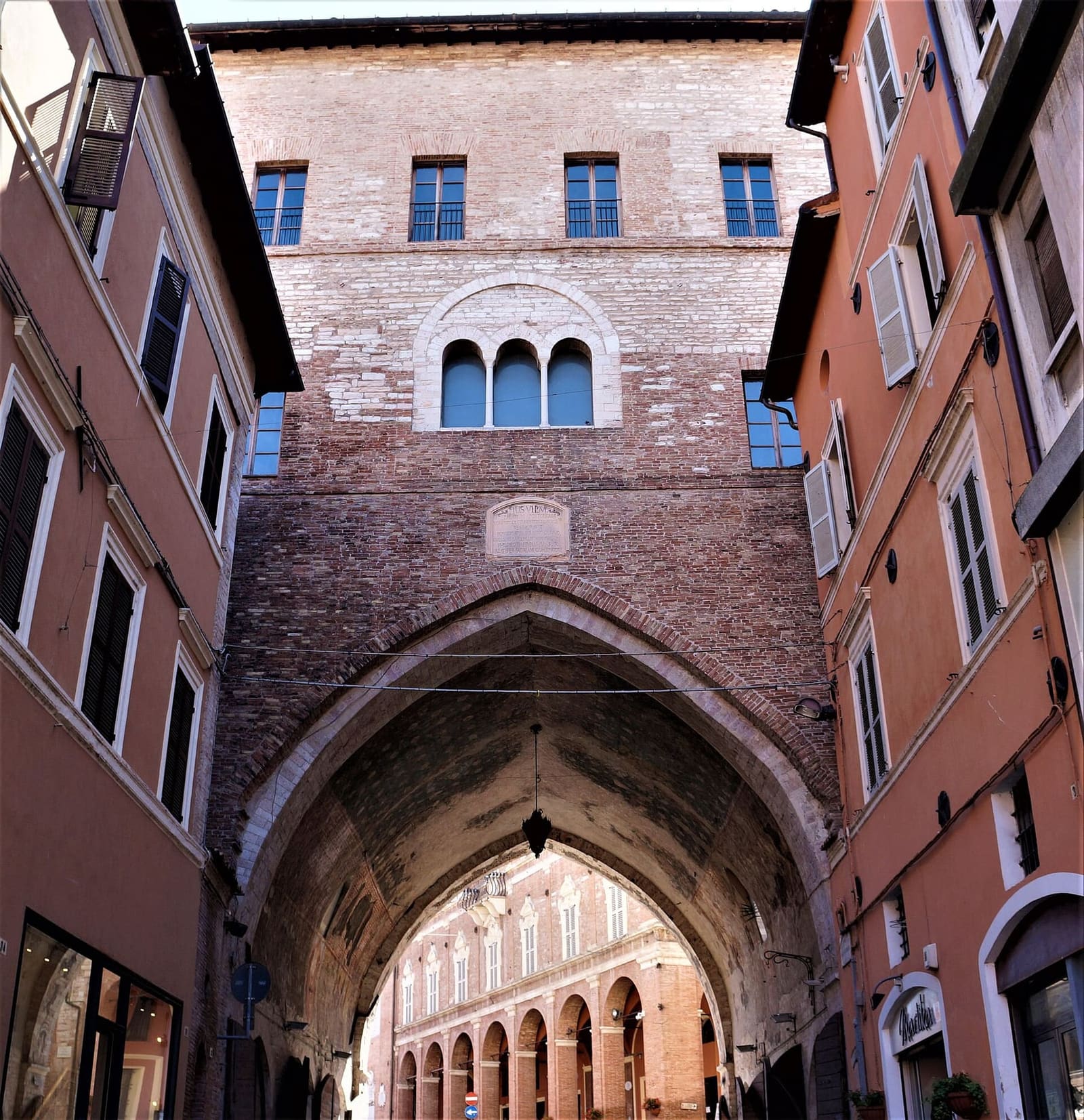 l'arco del Podestà visto dalla via, con la facciata di dietro e in fondo i portici della piazza