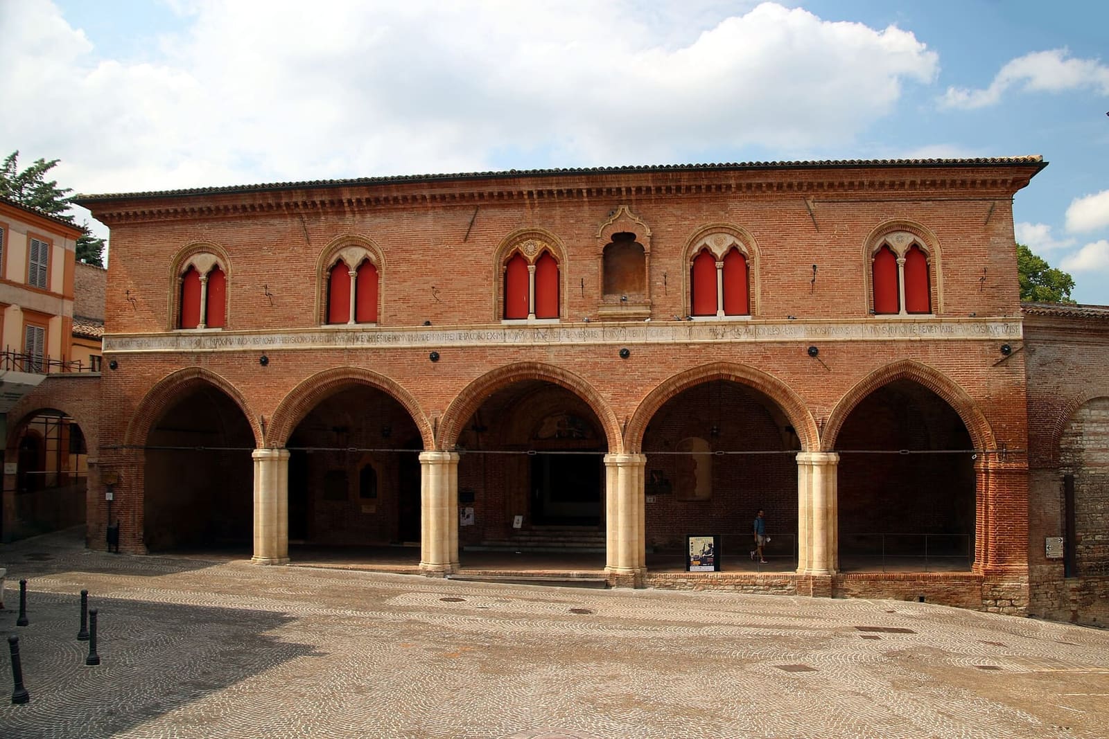 l'ospedale di Santa Maria del Buon Gesù, del Quattrocento, con il portico e le bifore, oggi sede della pinacoteca