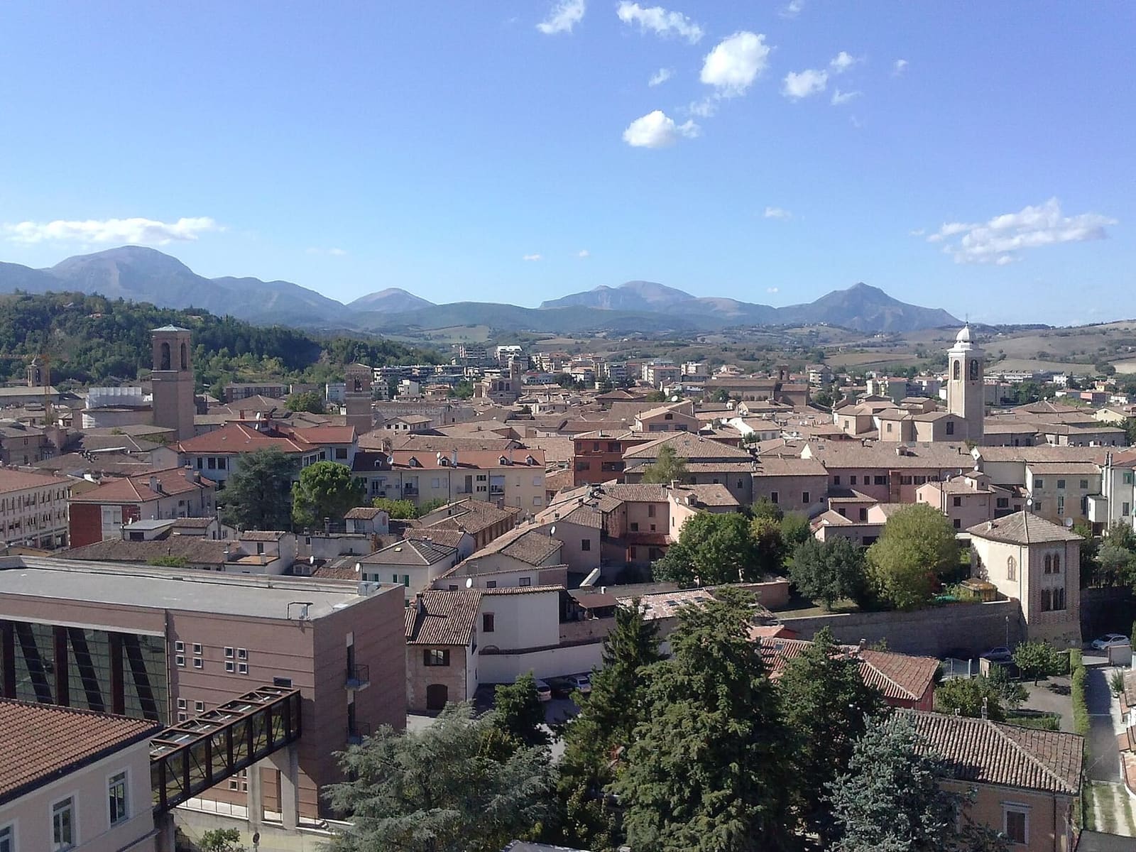 Fabriano dall'alto, i tetti e i campanili del centro con le montagne dell'Appennino dietro
