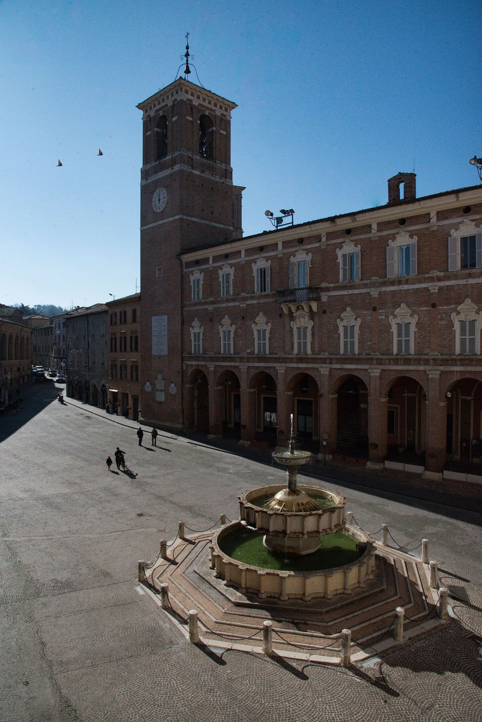 la fontana Sturinalto dall'alto, con le vasche sovrapposte e la gradinata ottagonale, davanti al palazzo comunale e alla torre civica